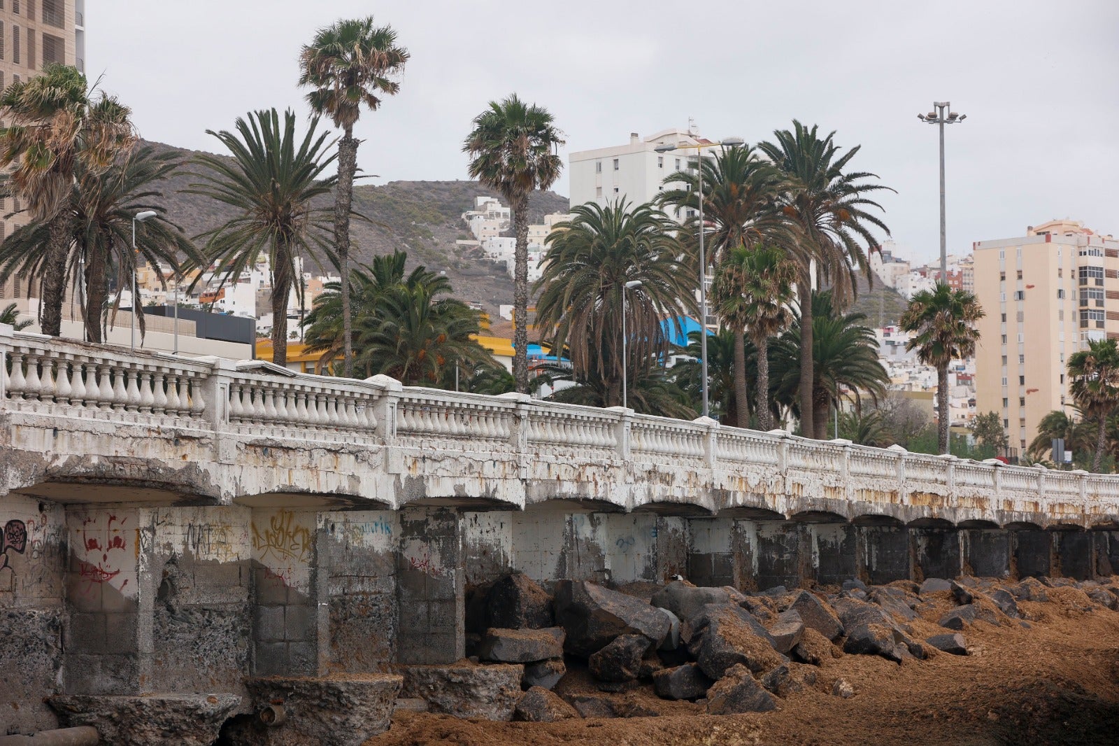 Fotos: Trabajos de la obra que va a restituir la escollera de la Avenida Marítima