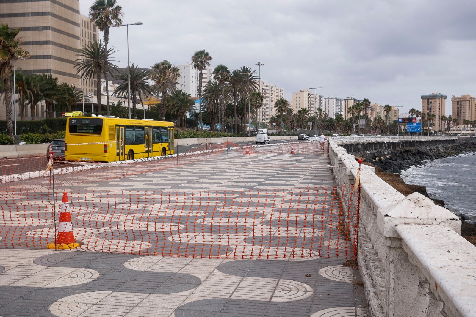 Fotos: Trabajos de la obra que va a restituir la escollera de la Avenida Marítima