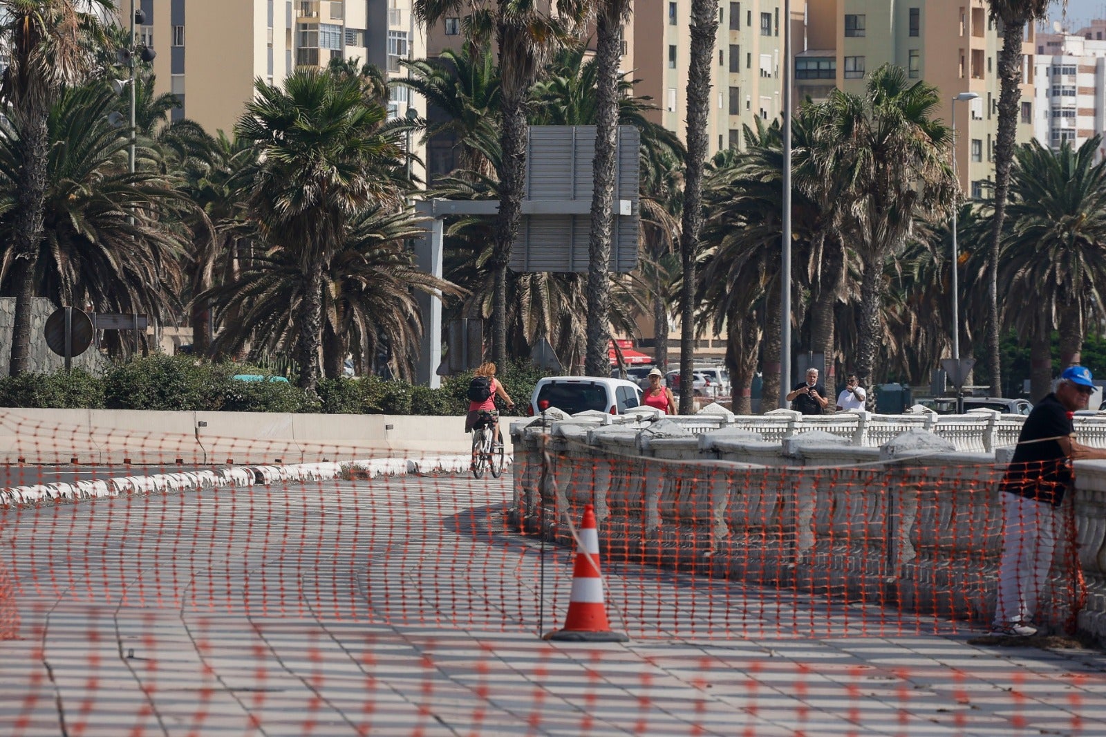 Fotos: Trabajos de la obra que va a restituir la escollera de la Avenida Marítima