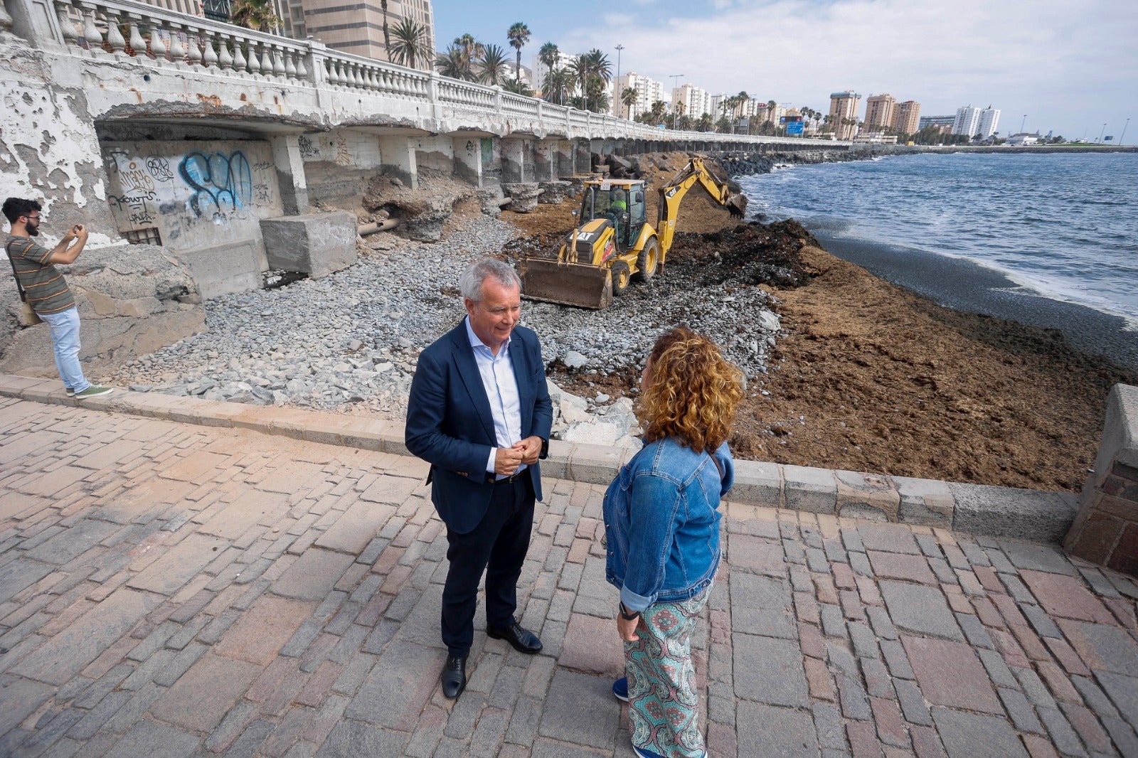 Fotos: Trabajos de la obra que va a restituir la escollera de la Avenida Marítima