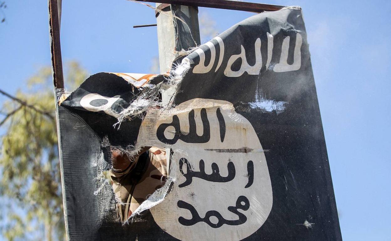 Un soldado retira una bandera del Estado Islámico, en una imagen de archivo