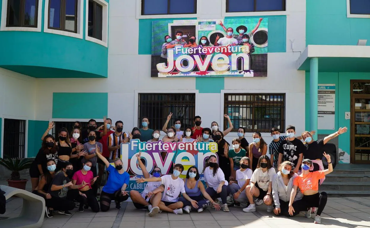 Jóvenes en el Centro Insular de Juventud, sito en Puerto del Rosario. 