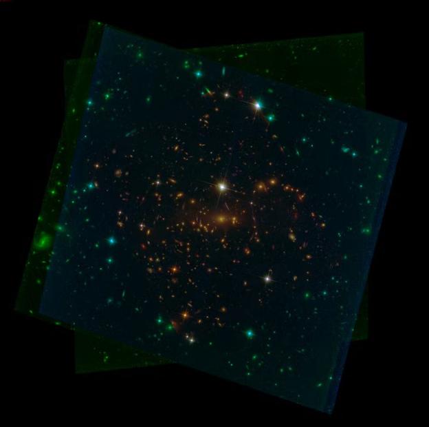 SMACS 0723 es un cúmulo de galaxias masivos que magnifican la luz en primer plano y la distorsionan para los objetos detrás de ellos, que permitirá obtener una visión de campo profundo de galaxias extremadamente distantes y de aquellas débiles. Mañana veremos que ha visto en esta fabulosa región del espacio James Webb. 