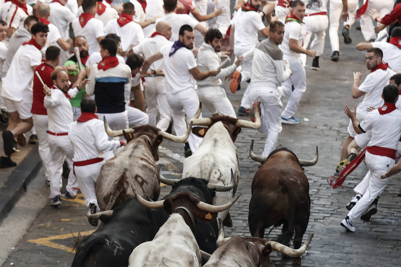 Los toros de la ganadería pacense de Jandilla enfilan la Cuesta de Santo Domingo en los primeros metros del sexto encierro. 