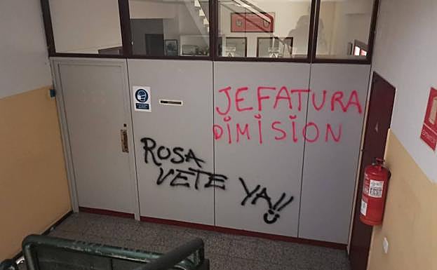 Imagen principal - Otras pintadas en las instalaciones municipales. 