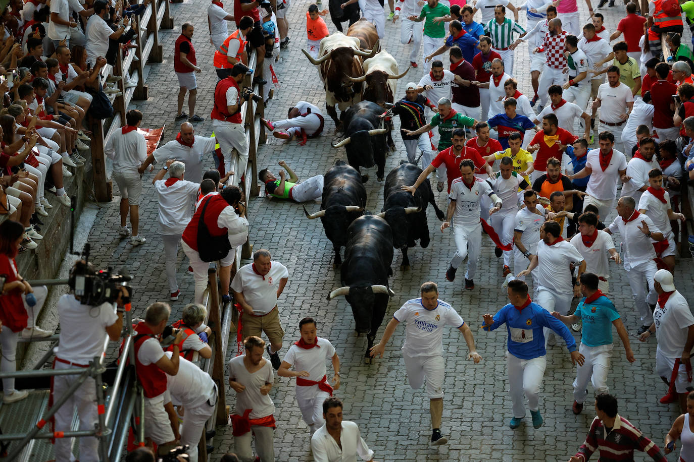 Mozos corren en el séptimo encierro de San Fermín