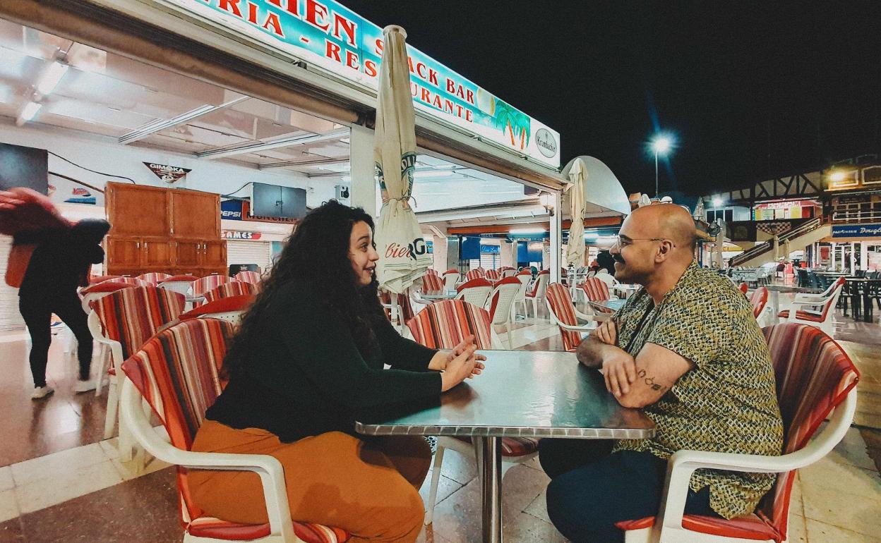 Coré Ruiz y Raquel Herrera, la actriz protagonista en el centro comercial CITA, preparando el rodaje. 