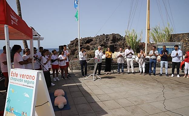 Todos los participantes en la presentación de la campañaa en la Playa Chica de Puerto del Carmen. 