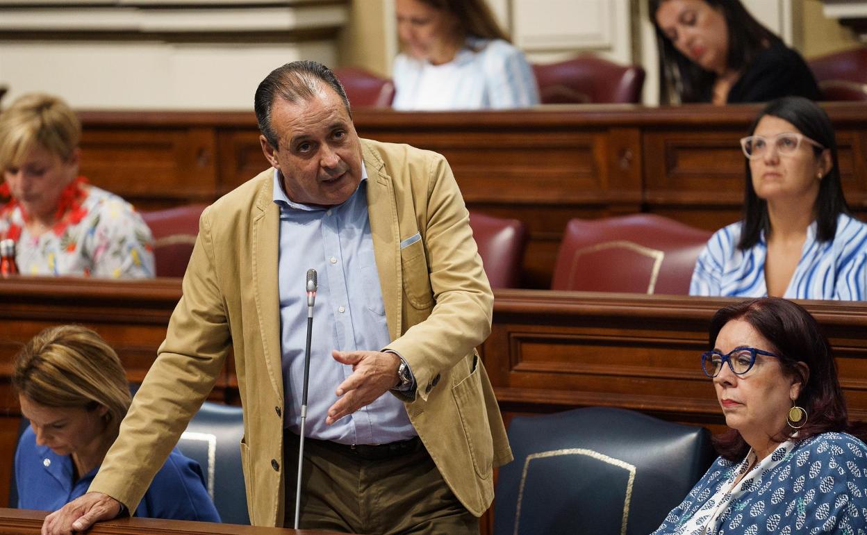 Imagen de archivo del consejero de Sanidad, Blas Trujillo, en el Parlamento. 