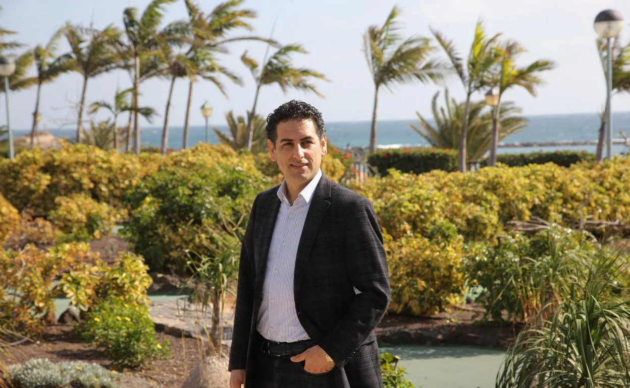 El tenor peruano canta en el Hotel Santa Catalina, junto a la Oviedo Filarmonía. 