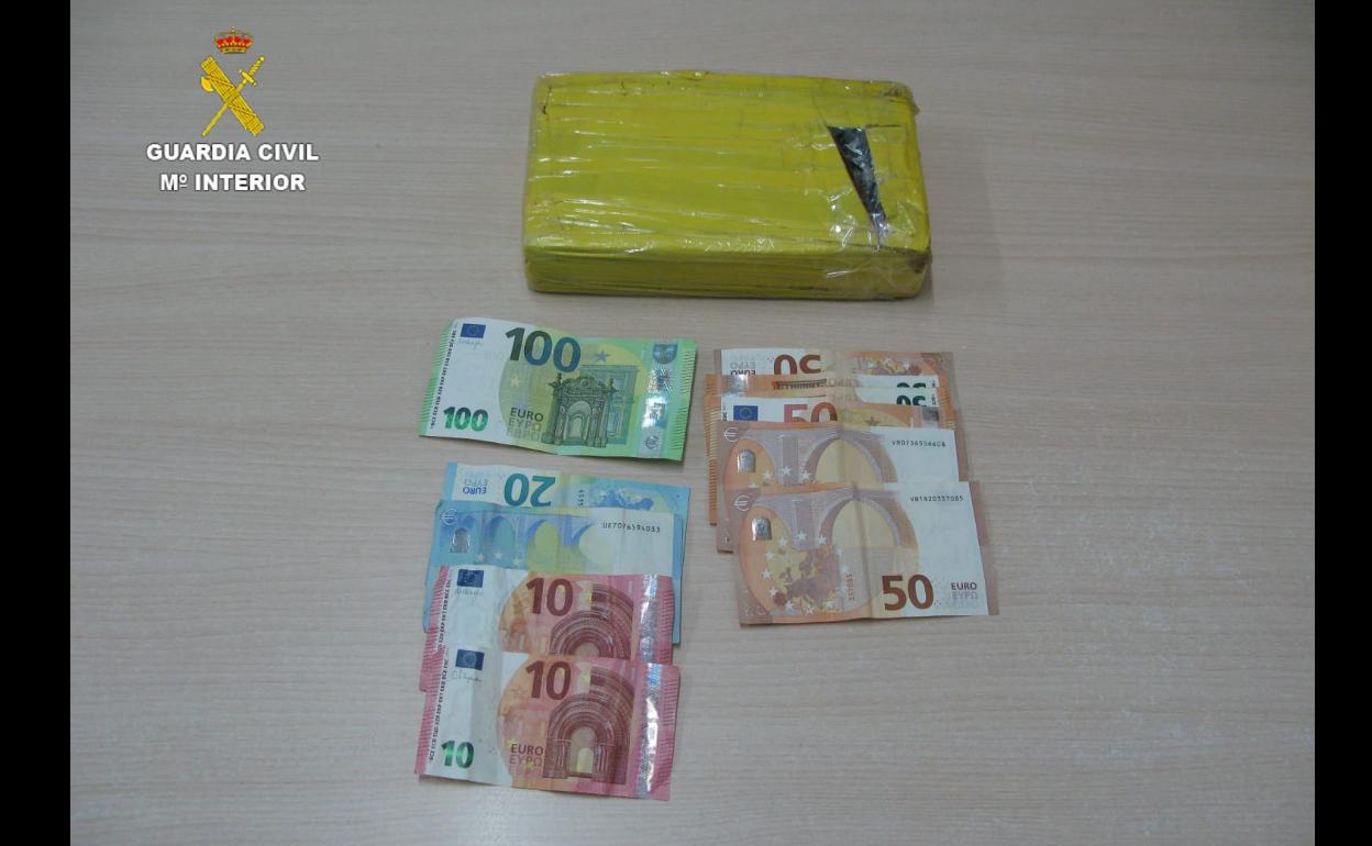 Ocultaba 1 kilo de cocaína en el interior de su coche en Lanzarote