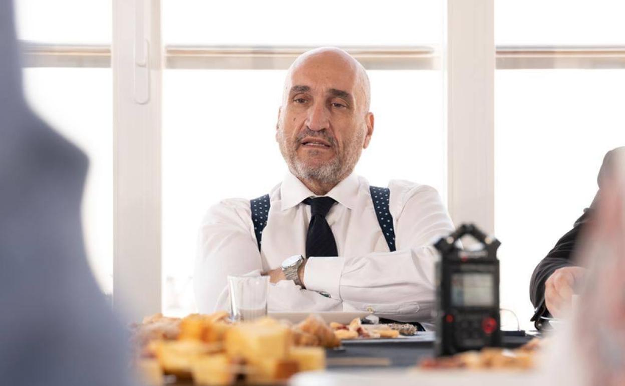 Fernando Jesús Santiago Ollero, durante la conferencia con los periodistas. 