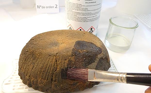 Labores de conservación de la cerámica relacionada con los ritos religiosos de los mahos. 