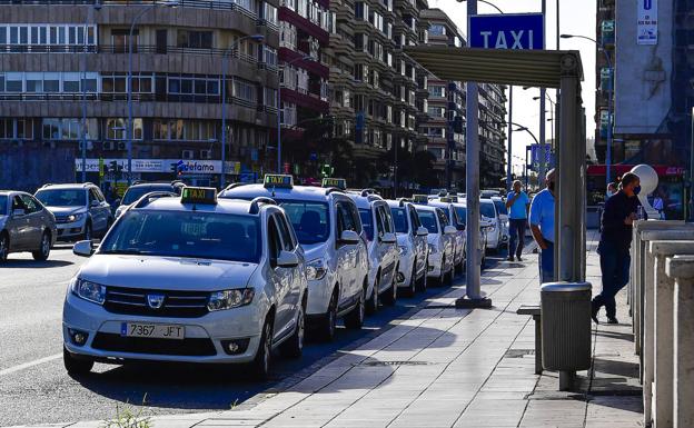 Taxis en la parada de San Telmo. 