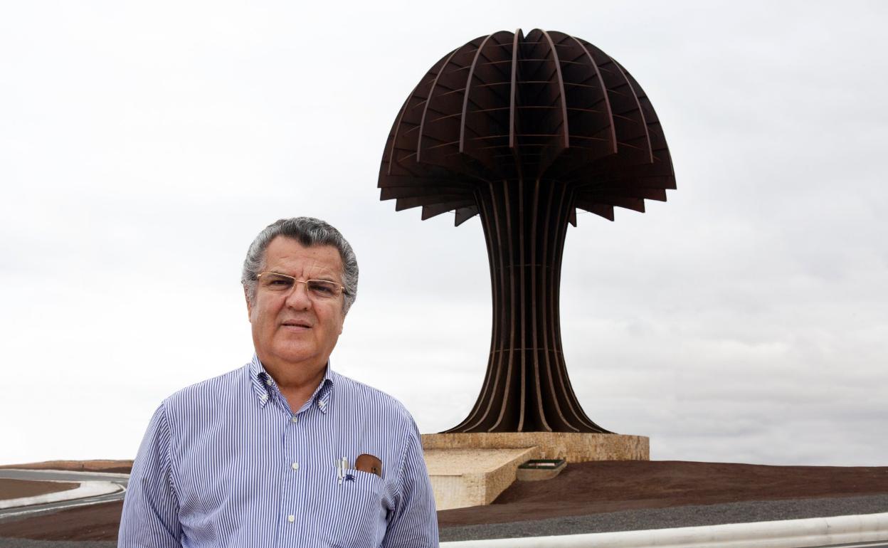 Sergio Gil, el artífice de El Drago, en una foto reciente junto a su obra. 