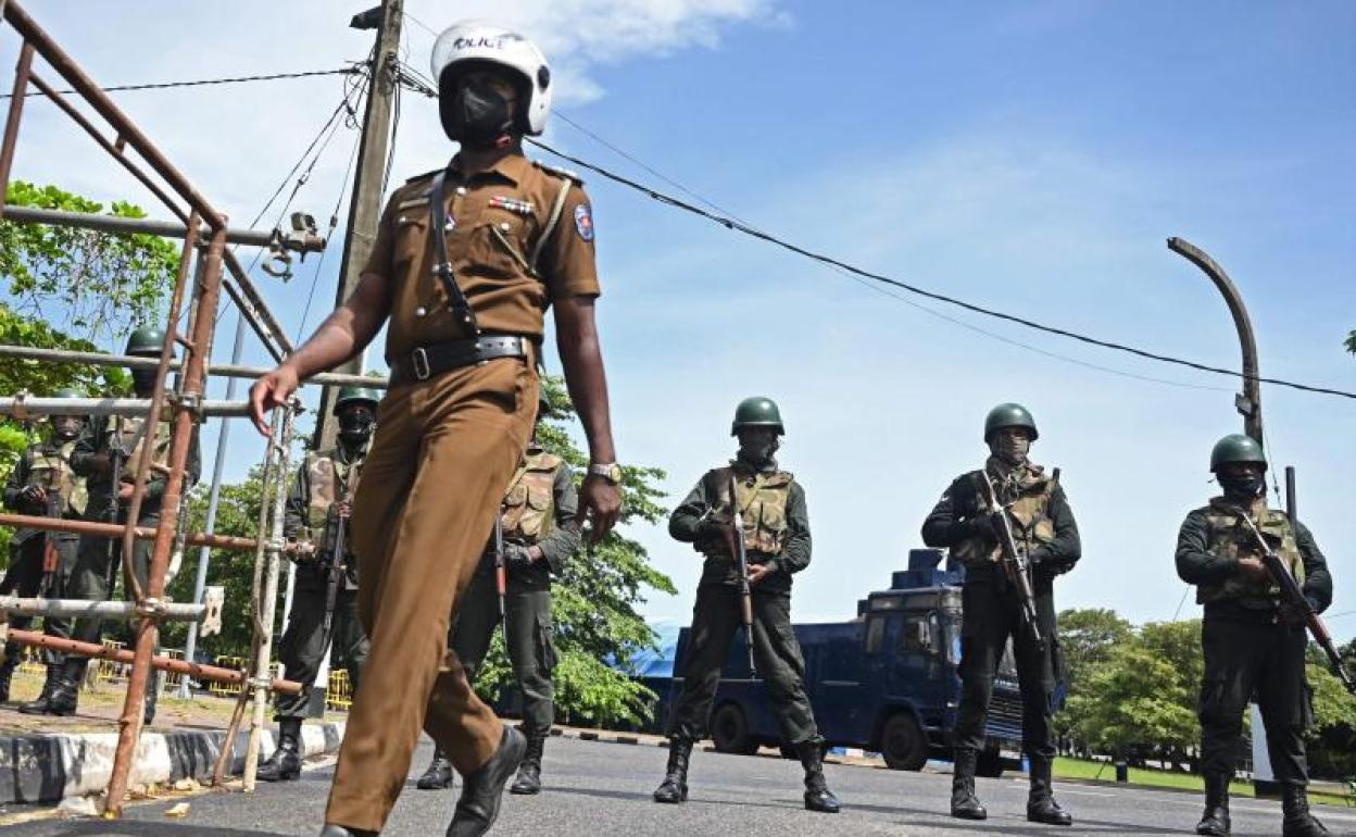 Fuerzas de seguridad montan guardia frente a la sede del Parlamento de Sri Lanka, en Colombo. 
