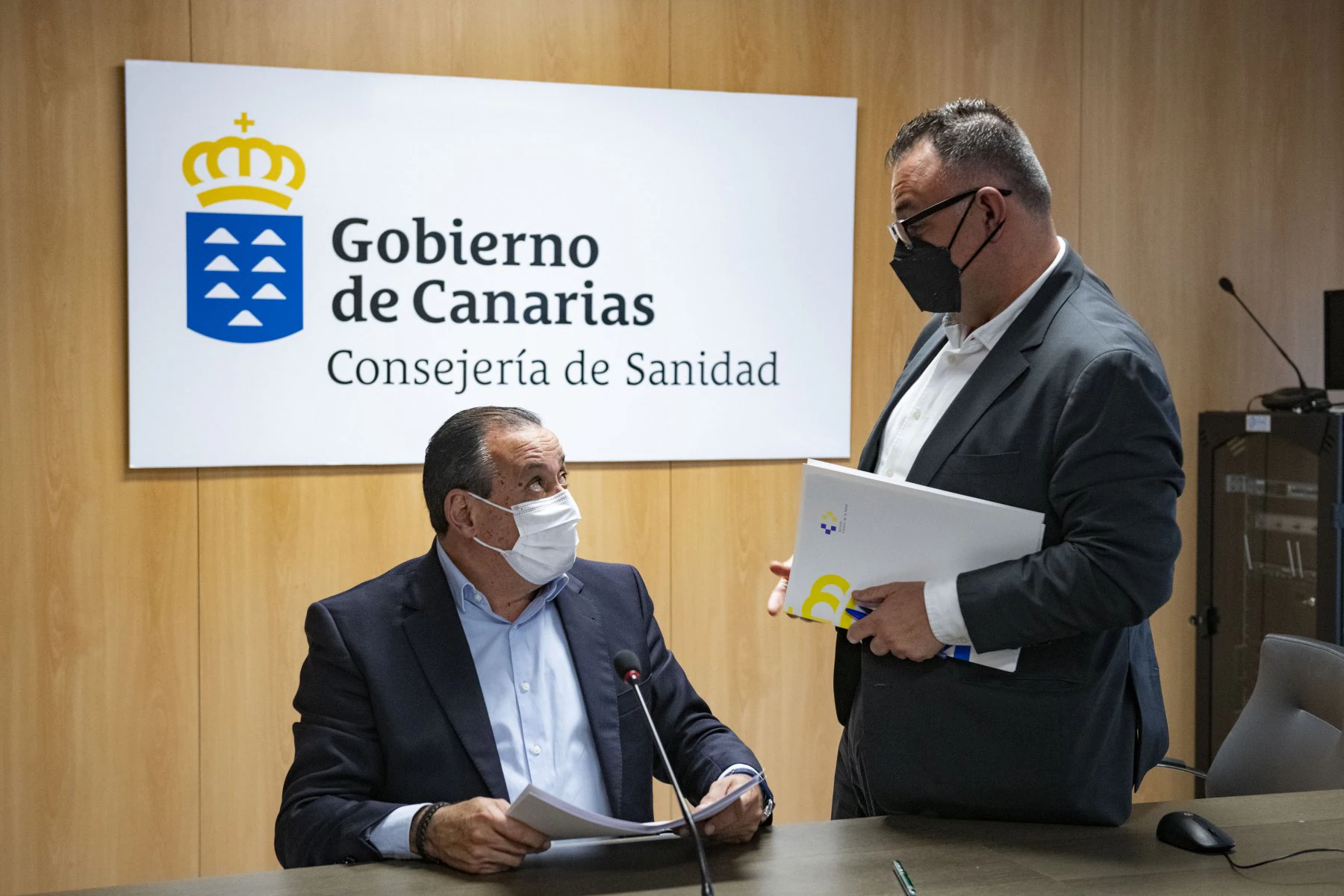 El consejero de Sanidad, Blas Trujillo (i), y el director del SCS, Conrado Domínguez. 