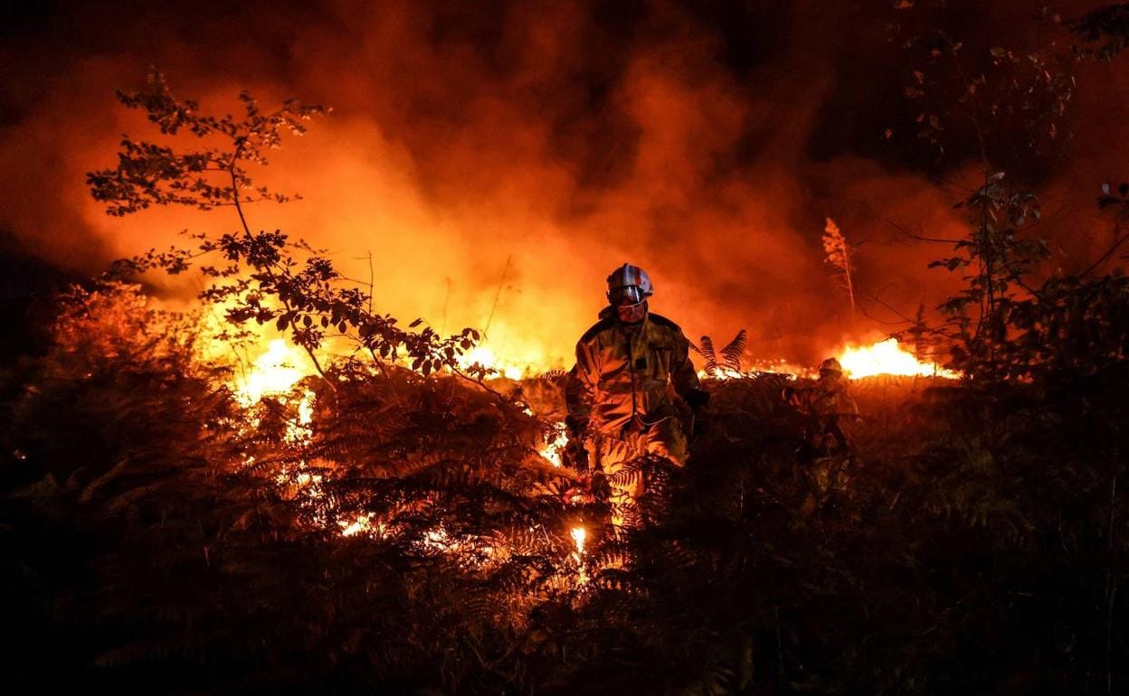 Los bomberos se afanan por sofocar los incendios en Francia
