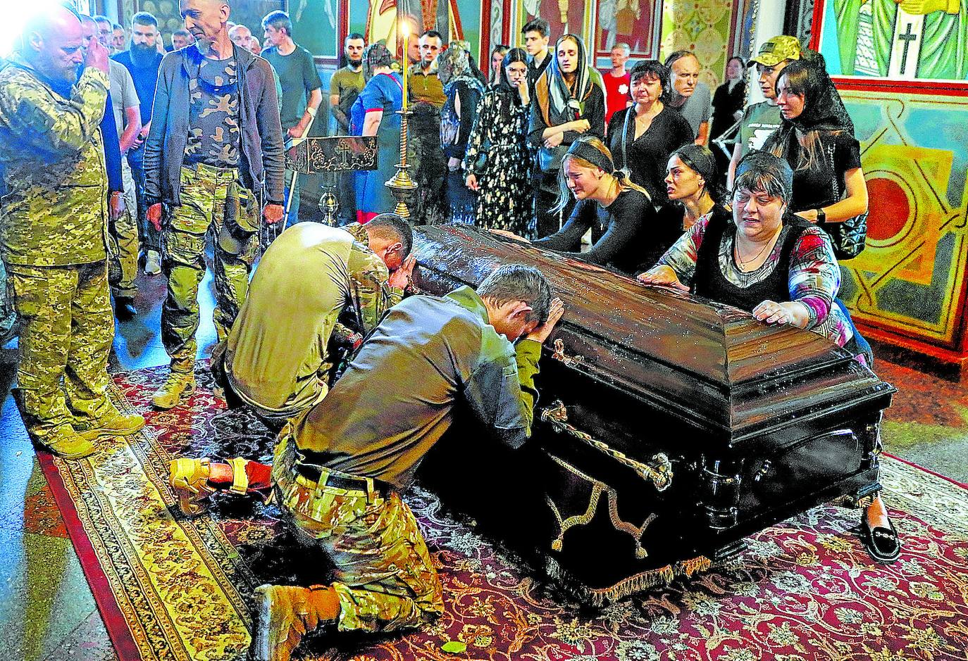 Funeral en un monasterio de Kiev por la muerte de un soldado en el frente oriental
