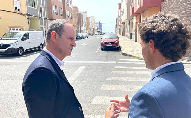 El alcalde y el director general, en la calle Álvaro de Mendaño. 