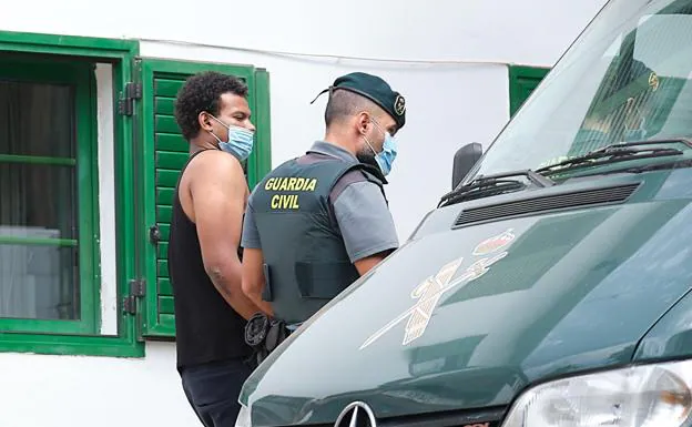 Prisión para seis de los siete detenidos por el apuñalamiento del menor en Corralejo