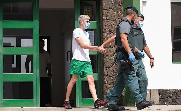 Otro de los detenidos sale del cuartelillo. 