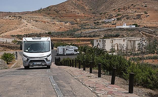 Los defensores de la zona de servicios y su asfaltado argumentan que las autocaravanas mueven la economía del municipio, en el sentido de que consumen en los comercios y bares de los alrededores. 