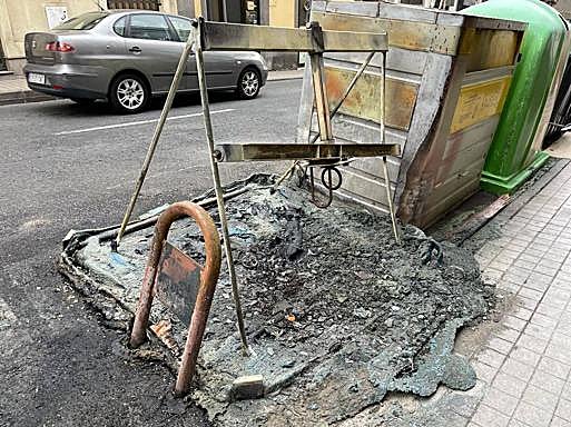 Así quedó el contenedor de la calle Buenos Aires. 