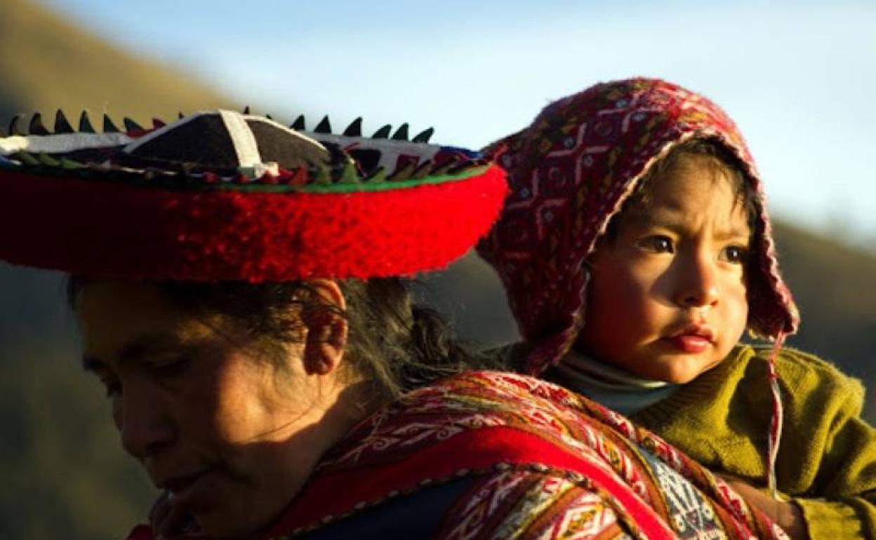 La pieza audiovisual relata la vida de una familia campesina de Cusco. 
