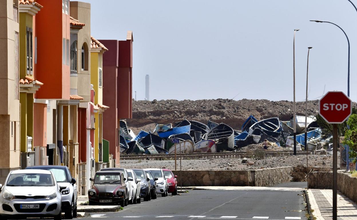 Así es como se ven las pateras desde la calle Almirante Arriaga, en el barrio de Playa de Arinaga. 