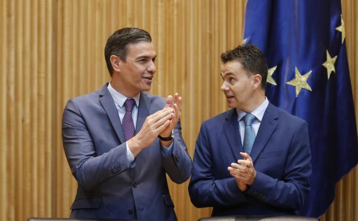 El presidente Sánchez con Héctor Gómez en una reunión del grupo parlamentario. 