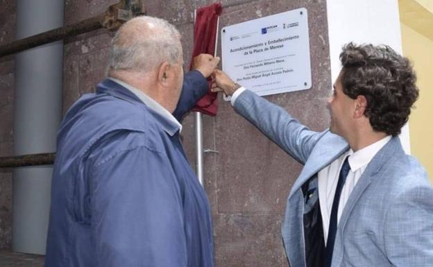 Miñarro (d) descubriendo una placa con su nombre en Frontera.