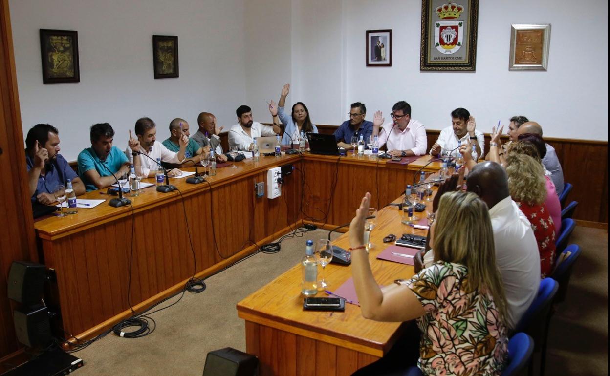 Un momento del pleno en San Bartolomé, que se centro en el futuro colegio. 