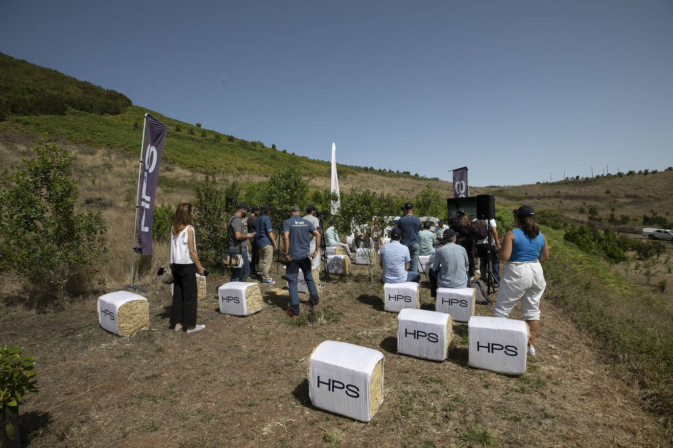 Invitados y medios de comunicación.