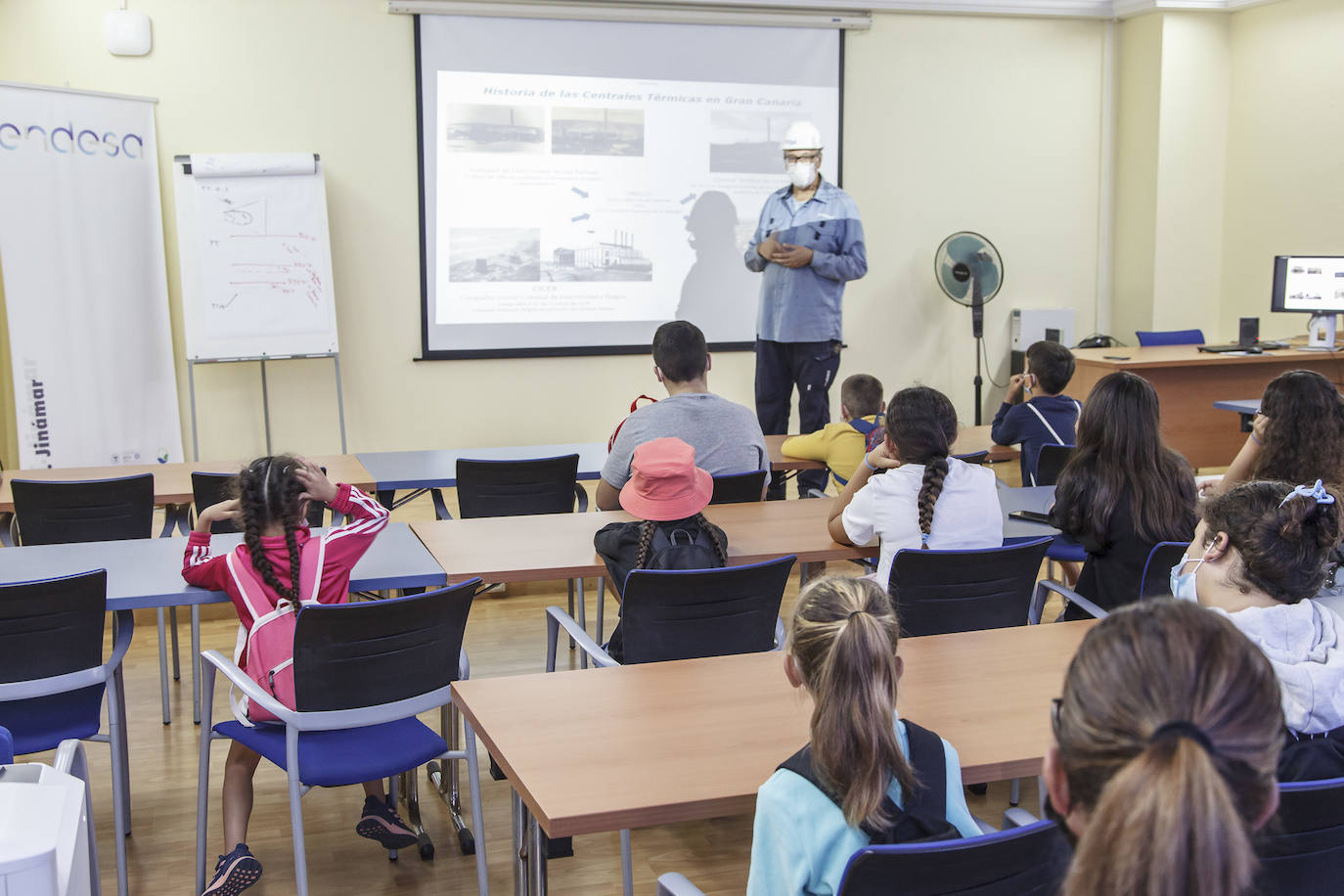 Distintos momentos de la charla y el recorrido ofrecido a los alumnos de Jinámar y Vecindario durante su visita a la CT Jinámar.