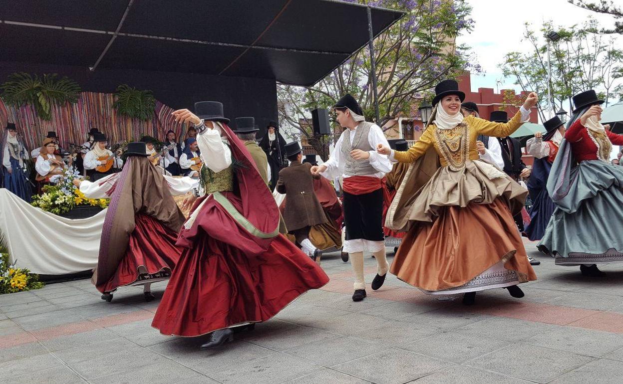Componentes de la Agrupación Coros y Danzas Nambroque de La Palma. 