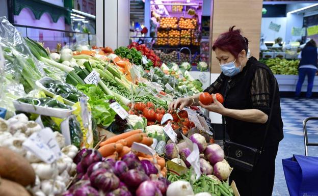 El 46,4% de los canarios ve regular la situación económica de Canarias