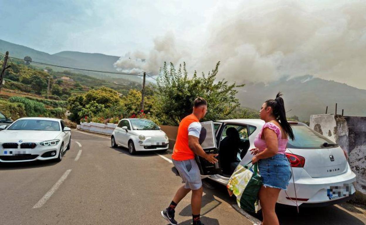 Vecinos de los barrios afectados por el desalojo recogen algunos objetos antes de evacuar sus casas. 