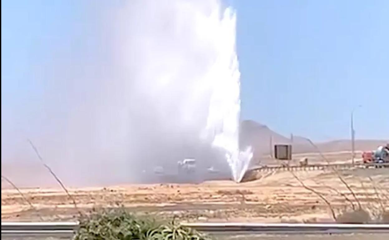 Rotura de una tubería del CAAF en Puerto del Rosario. 