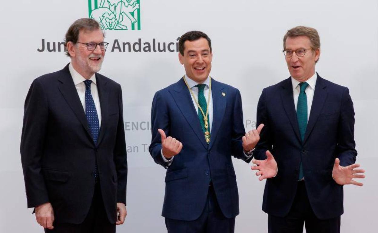 Mariano Rajoy, Juanma Moreno y Alberto Núñez Feijóo este sábado en Sevilla.
