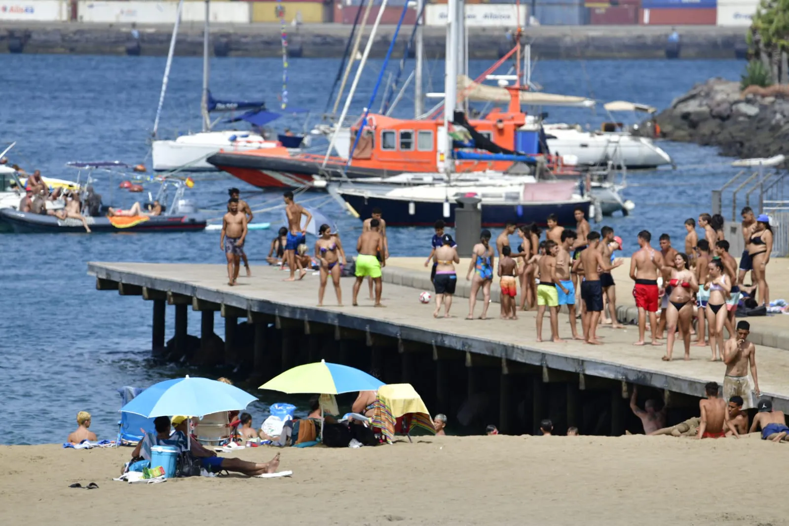 Fotos: Domingo de playa para huir del calor