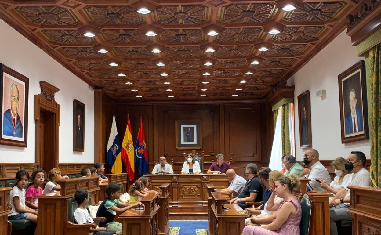 Los niños se pudieron sentar en las butacas del Salón de Plenos. 