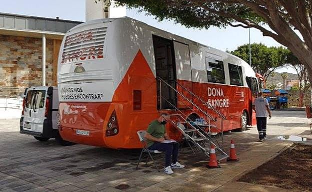 La unidad móvil se encuentra esta mañana en la plaza de la Iglesia de las Nieves, en Finca Español.