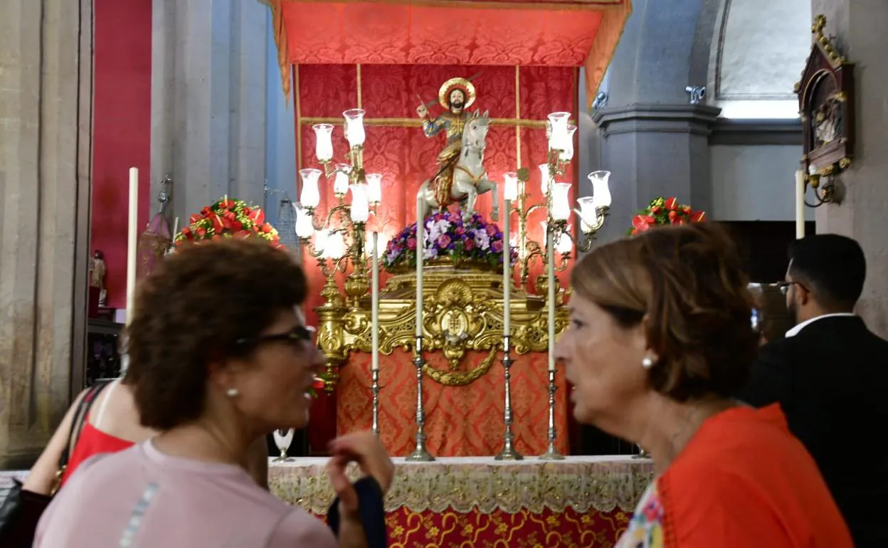 Imagen de Santiago Apóstol, antes de empezar la celebración religiosa en el templo de Gáldar. 