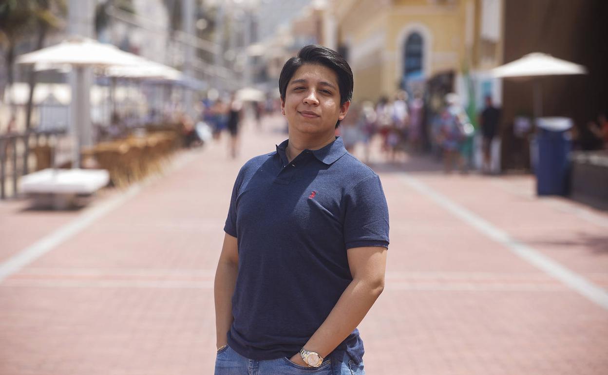 Iván Ayón Rivas, este lunes, en el paseo de Las Canteras. 