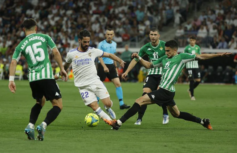 Isco trata de sortear una entrada de Bartra en su último partido disputado con la camiseta del Real Madrid.