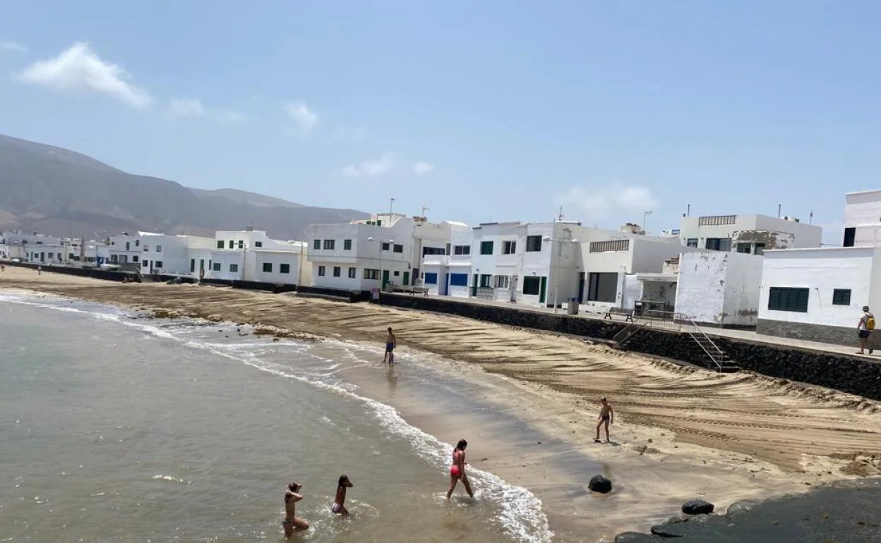 Así quedó la playa de la Caleta tras la actuación del Ayuntamiento. 