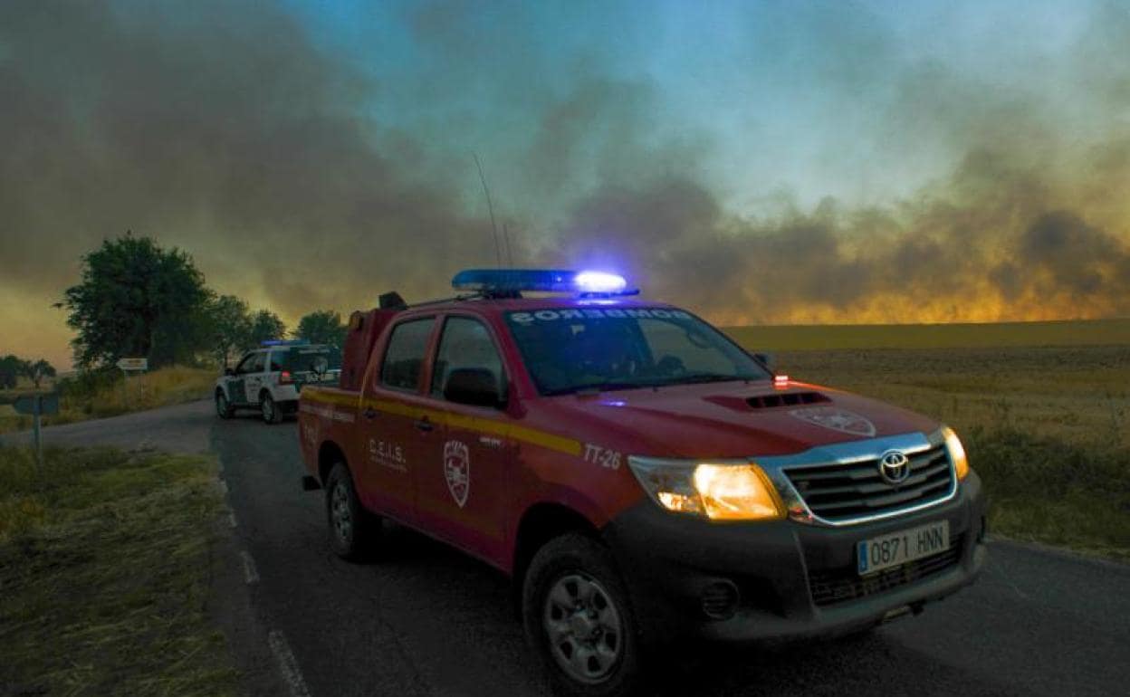 Vehículos de emergencias acudieron a sofocar el incendio en Humanes (Guadalajara). 
