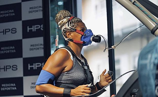 Marta Mangué, durante el reconocimiento médico de este miércoles en el Perpetuo Socorro. 