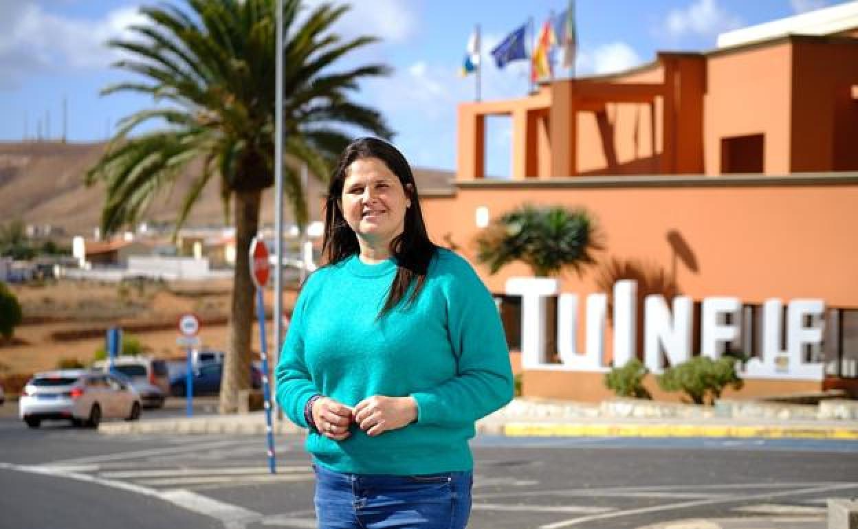 Esther Hernández, alcaldesa de Tuineje, lleva a cabo la mayor inversión en obra pública de la historia municipal. 